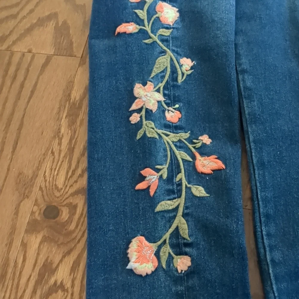 Embroidery Jeans - Picture 7 of 10